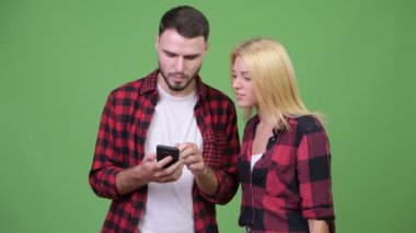 Telefon birlikte kullanılması ve iyi haber alma genç mutlu çift
