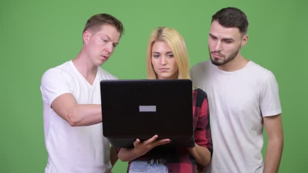 Estúdio Tiro Três Jovens Amigos Juntos Contra Chave Chroma Com — Vídeo de Stock