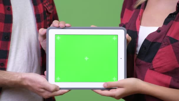 Jong koppel weergegeven: digitale tablet samen — Stockvideo