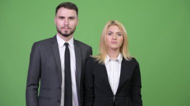 Birlikte gülümseyen genç mutlu iş çift