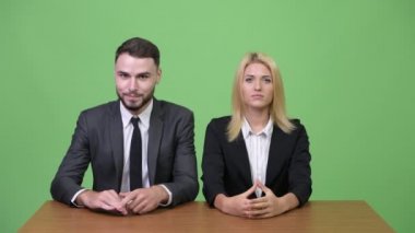 Genç işadamı odaklanarak genç iş kadını ile çalışırken oynarken