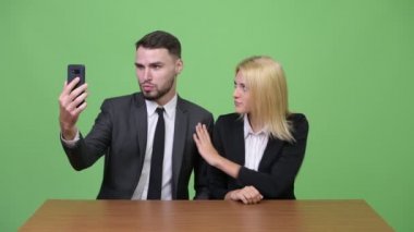 Genç işadamı odaklanarak genç iş kadını ile çalışırken oynarken