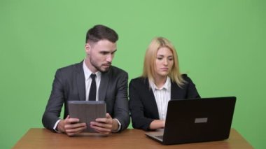 Genç iş çift dijital tablet ve dizüstü birlikte kullanma