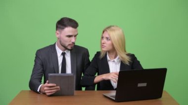 Birlikte laptop kullanıyorsanız ve iyi haber genç mutlu iş çift