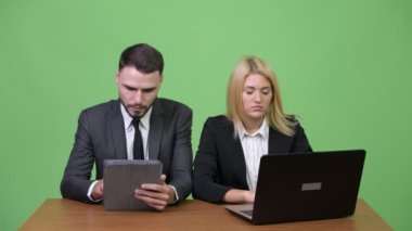 Birlikte laptop kullanıyorsanız ve kötü haber iş çift genç vurguladı
