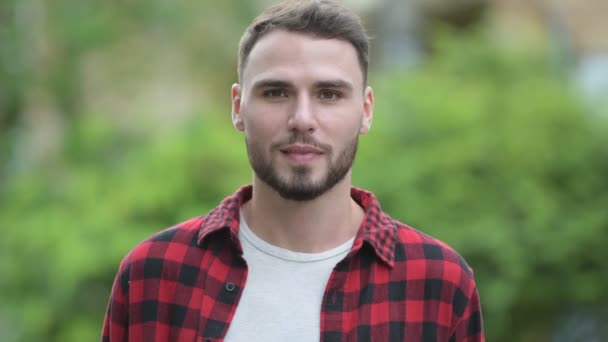 Genç yakışıklı sakallı mutlu sokakları mekanlarda gülümseyen adam — Stok video