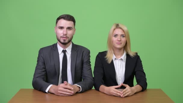 Unga företag par som newscasters grupp — Stockvideo