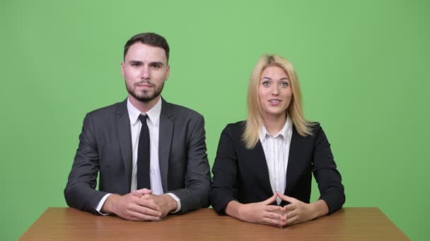 Joven empresaria haciendo caras graciosas a joven empresario — Vídeos de Stock