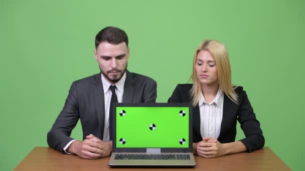 Unga happy business par visar laptop tillsammans — Stockvideo