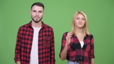 El sıkışma birlikte veren genç mutlu çift
