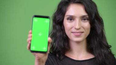 Genç güzel kadın gösteren telefon