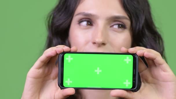 Jeune belle femme montrant téléphone — Video