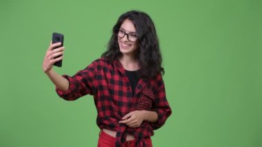 Genç güzel işkadını gösteren telefon