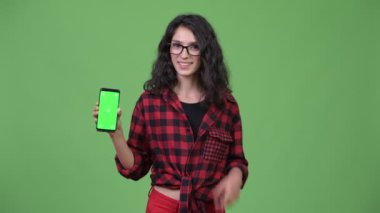 Genç güzel işkadını gösteren telefon