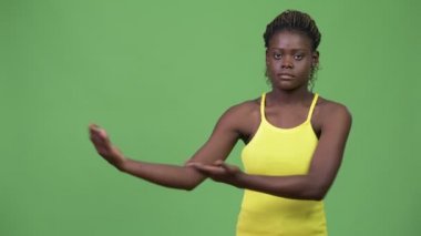 Bir şey gösterilen genç Afrikalı kadın