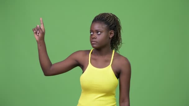 Молодая африканская женщина, указывающая — стоковое видео