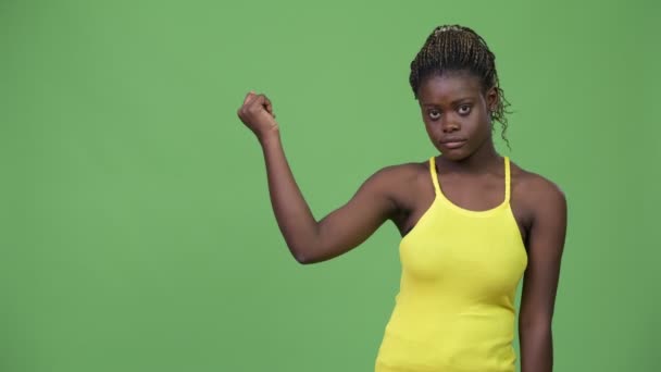 Jeune femme africaine montrant quelque chose — Video