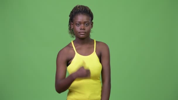 Young African woman giving thumbs up — Stock Video