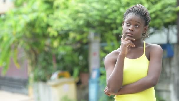 Joven mujer africana feliz pensando al aire libre — Vídeos de Stock