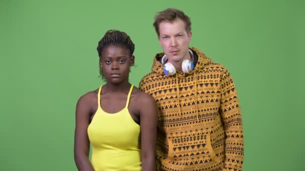 Joven pareja multiétnica que tiene diferentes decisiones — Vídeos de Stock