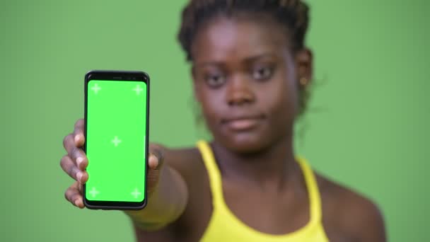 Jovem mulher africana mostrando telefone — Vídeo de Stock