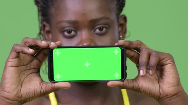 Young African woman showing phone — Stock Video