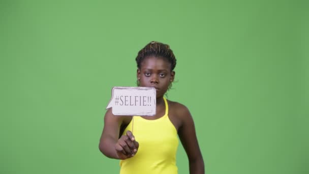 Young African woman showing selfie paper sign — Stock Video