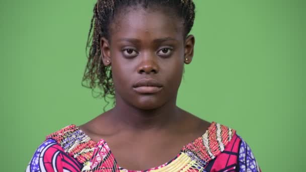 Hagyományos ruhát visel, fiatal afrikai nő — Stock videók