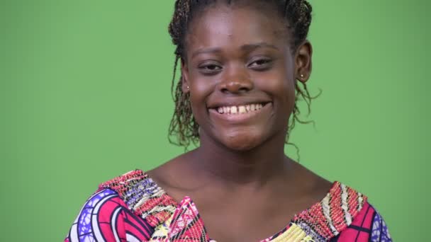 전통 옷을 입고 젊은 행복 한 아프리카 여자 — 비디오