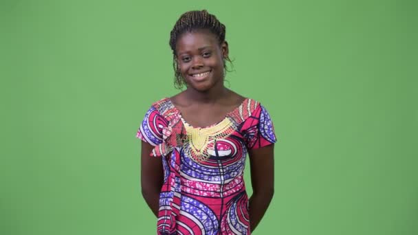 Joven mujer africana feliz usando ropa tradicional — Vídeos de Stock