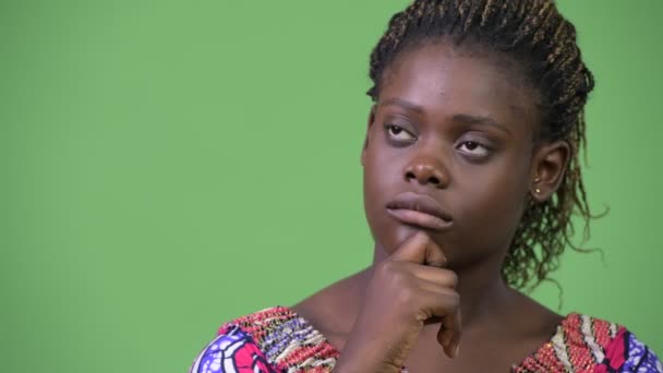 Νεαρή αφρικανική γυναίκα σκέφτεται — Αρχείο Βίντεο