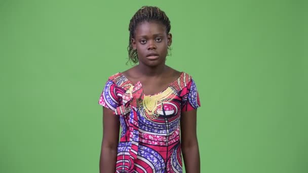 Jovem mulher africana olhando entediado — Vídeo de Stock