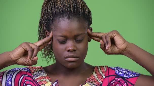 Genç Afrikalı kadın baş ağrısı çekiyor. — Stok video