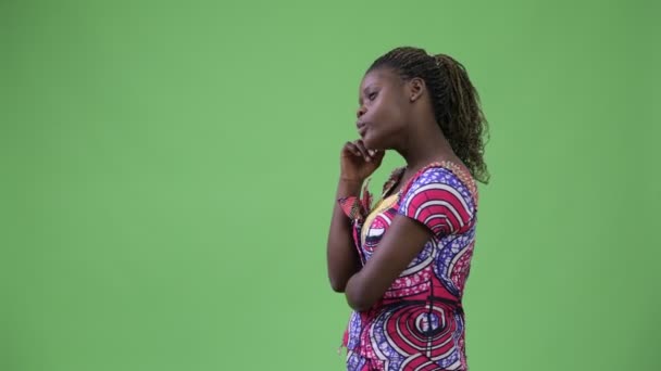 Vista del perfil de la joven mujer africana pensando — Vídeos de Stock