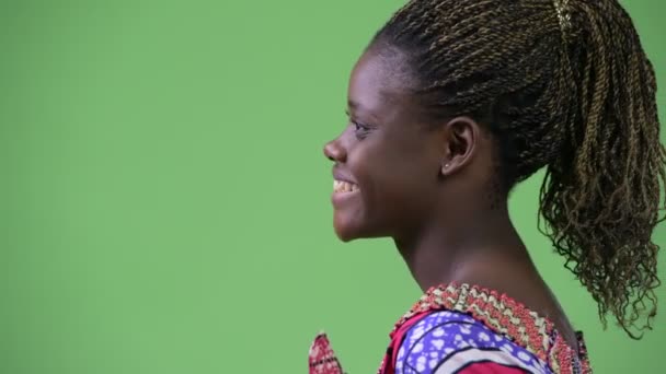 Το προφίλ άποψη του Νεαρή Αφρικανή γυναίκα χαμογελώντας — Αρχείο Βίντεο