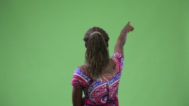 Genç Afrikalı kadın işaret parmağı arka görünümü