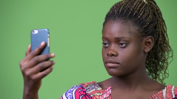 Young African woman using phone — Stock Video