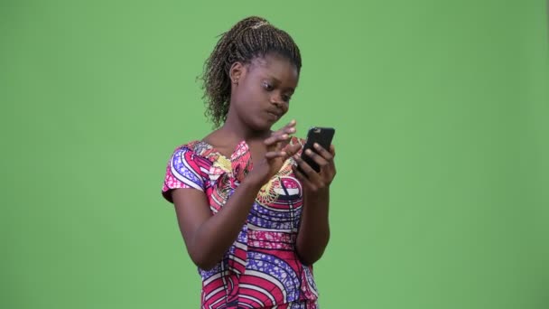 Young African woman using phone and getting bad news — Stock Video