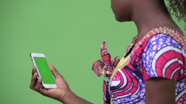 Wanita muda Afrika menggunakan telepon — Stok Video