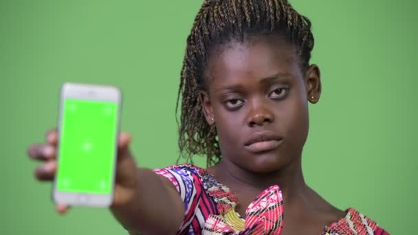 Студийный Снимок Молодой Африканской Женщины Традиционной Одежде Хрома Ключом Зеленом — стоковое видео