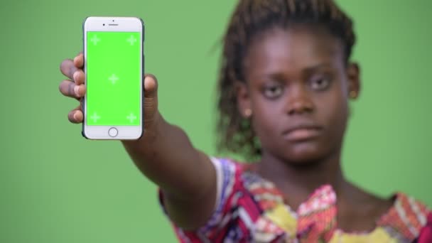 Jeune femme africaine montrant téléphone — Video