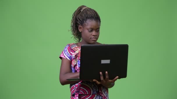 Mujer africana joven usando portátil — Vídeos de Stock