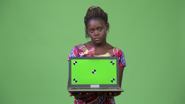 Νεαρή Αφρικανή γυναίκα δείχνει laptop — Αρχείο Βίντεο