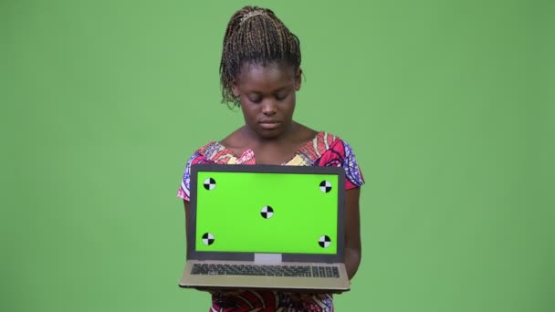 Young African woman showing laptop — Stock Video