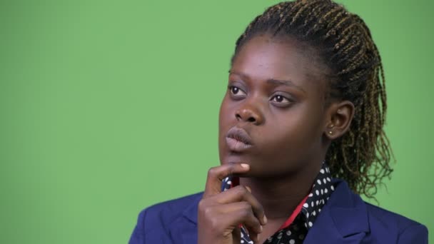 Молодая счастливая африканская бизнесвумен думает — стоковое видео