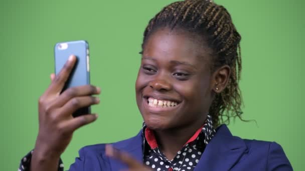 Junge glückliche afrikanische Geschäftsfrau telefoniert — Stockvideo