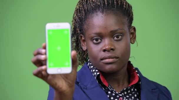 Молодая счастливая африканская бизнесвумен показывает телефон — стоковое видео