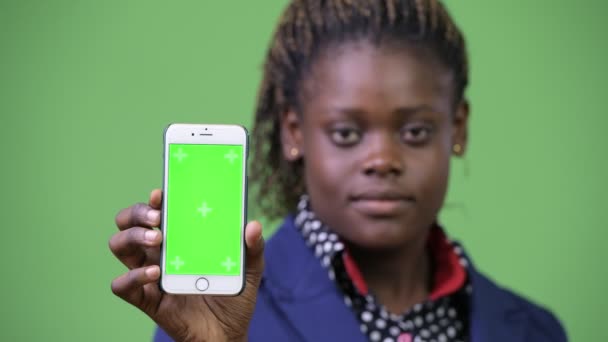 Jeune femme d'affaires africaine heureuse montrant téléphone — Video