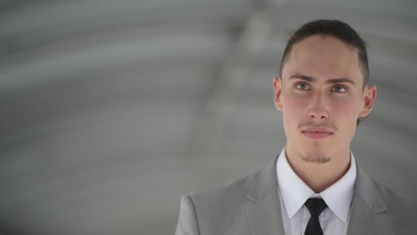 Портрет молодого привлекательного бизнесмена — стоковое видео