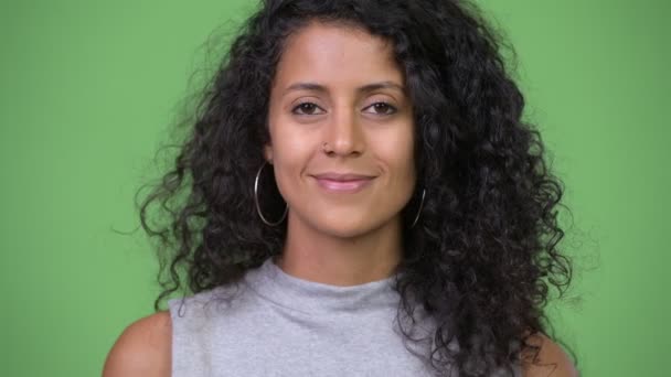 Gelukkig mooi Hispanic jongedame met krullend haar — Stockvideo